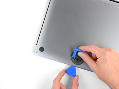 Le capot d'un MacBook Pro Touchbar doit être déclipsé