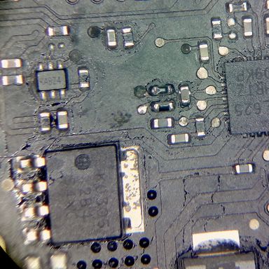 Image au microscope de composants oxydés sur une carte-mère