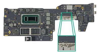 Sous l'autocollant qui relie SSD et carte mère, on trouve notre numéro de carte.