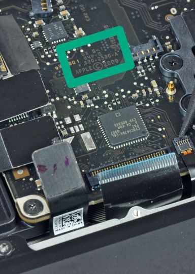 Exemple d'un 820-2530-A, gravé entre le module RAM et le connecteur du disque dur.